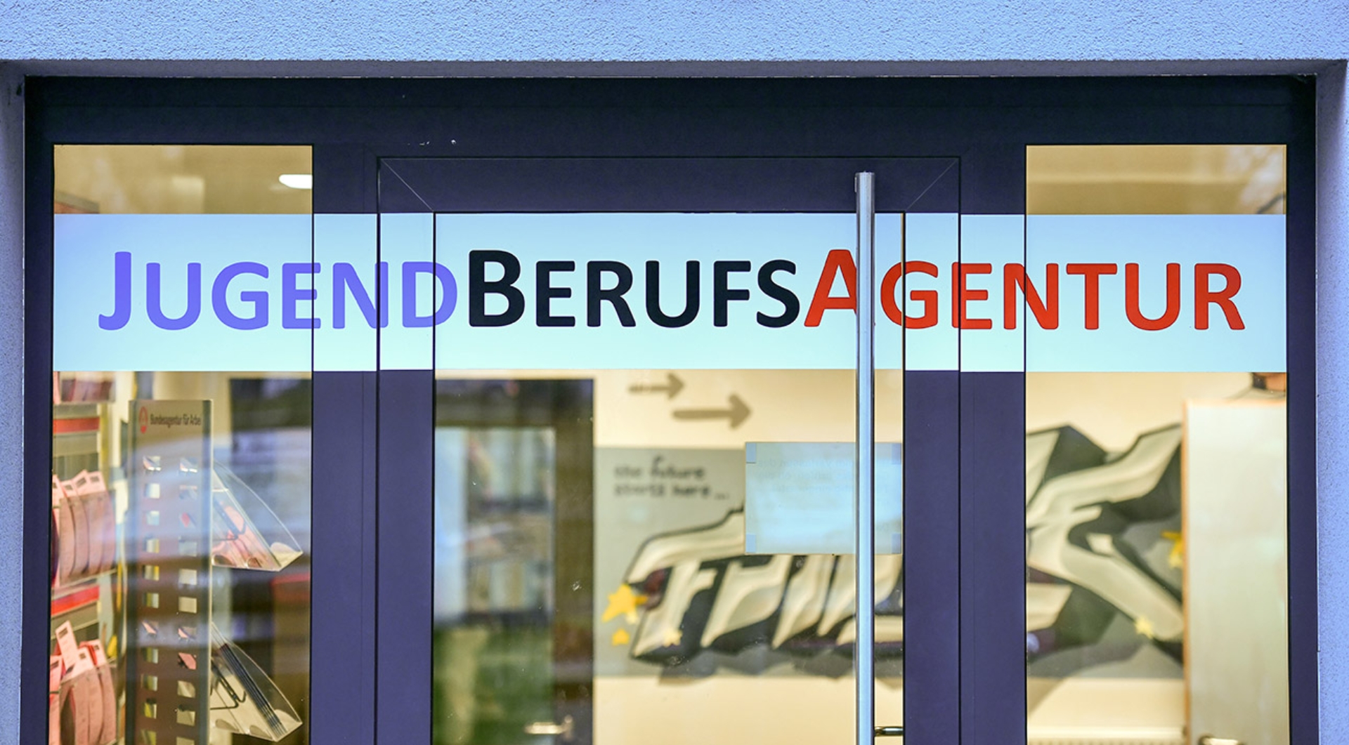 Die Eingangstür zu einer Jugendberufsagentur in einem Gebäude der Agentur für Arbeit.