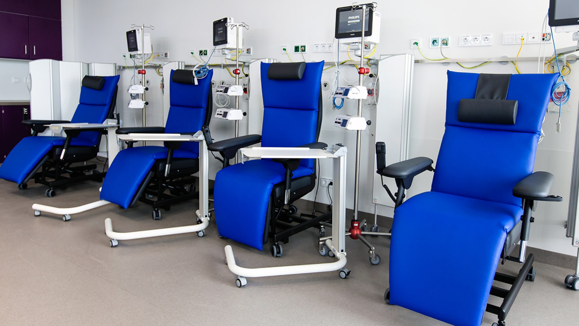 Mehrere tiefblaue Behandlungsstühle stehen in der onkologischen Kinder-Tagesklinik im Universitätsklinikum Schleswig-Holstein nebeneinander.