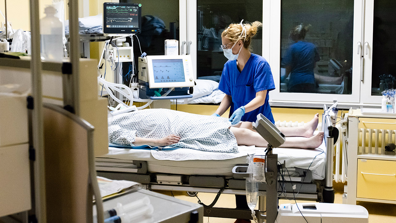 Eine Krankenschwester steht am Bett einer Patientin auf der Intensivstation am Universitätsklinikum Schleswig-Holstein.