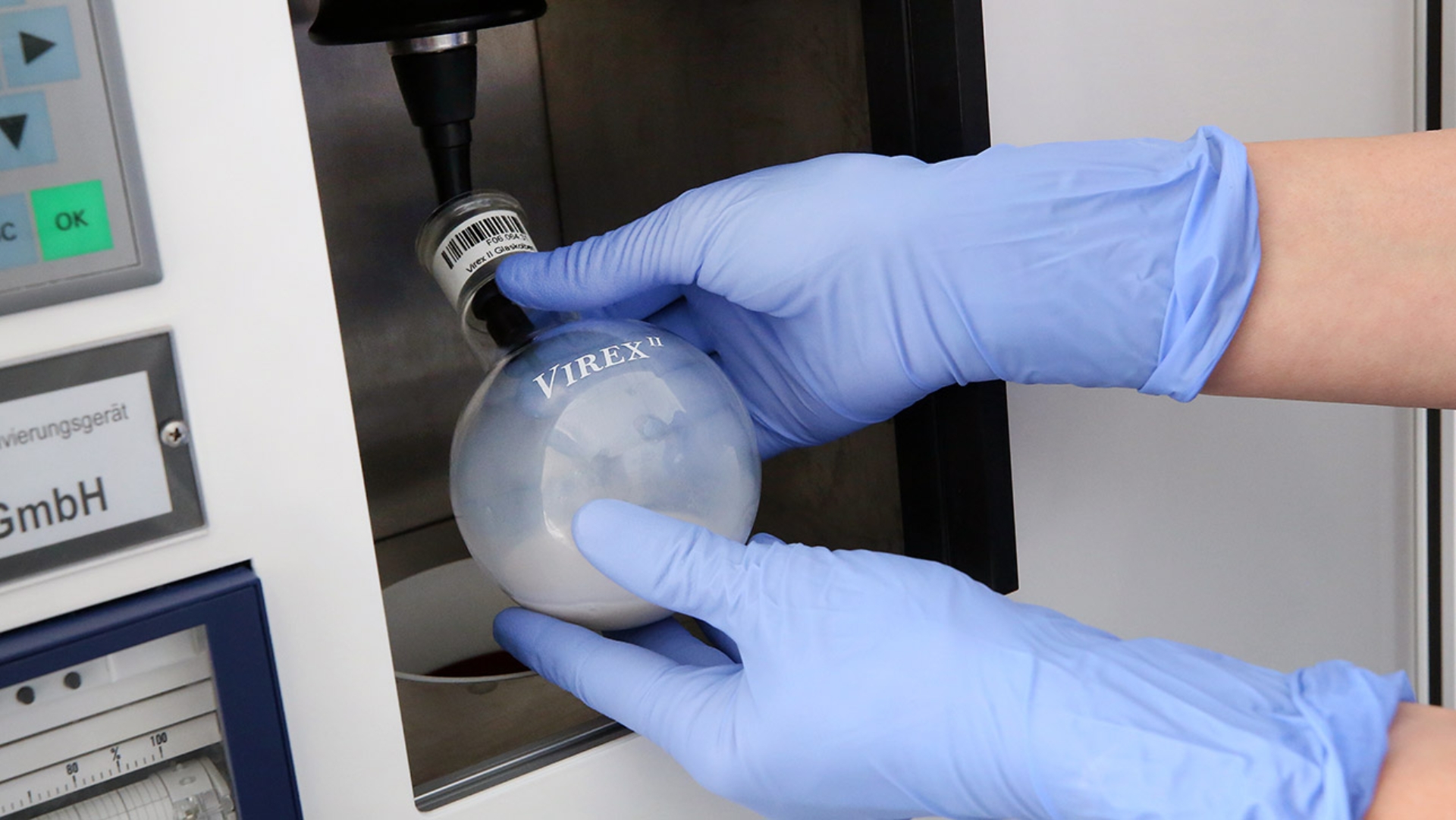 Eine Flasche mit gespendeter Muttermich wird von einer Stillberaterin in ein CMV-Virus Inaktivierungsgerät gesteckt.