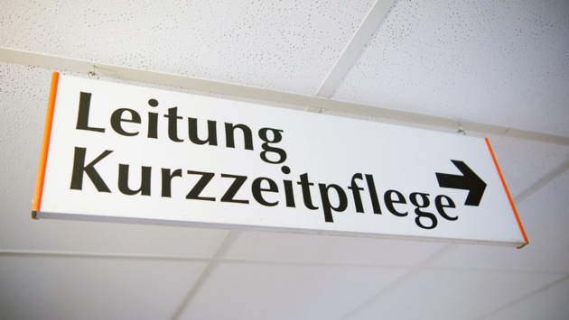 Auf einem Schild in einem Seniorenzentrum steht "Leitung Kurzzeitpflege"