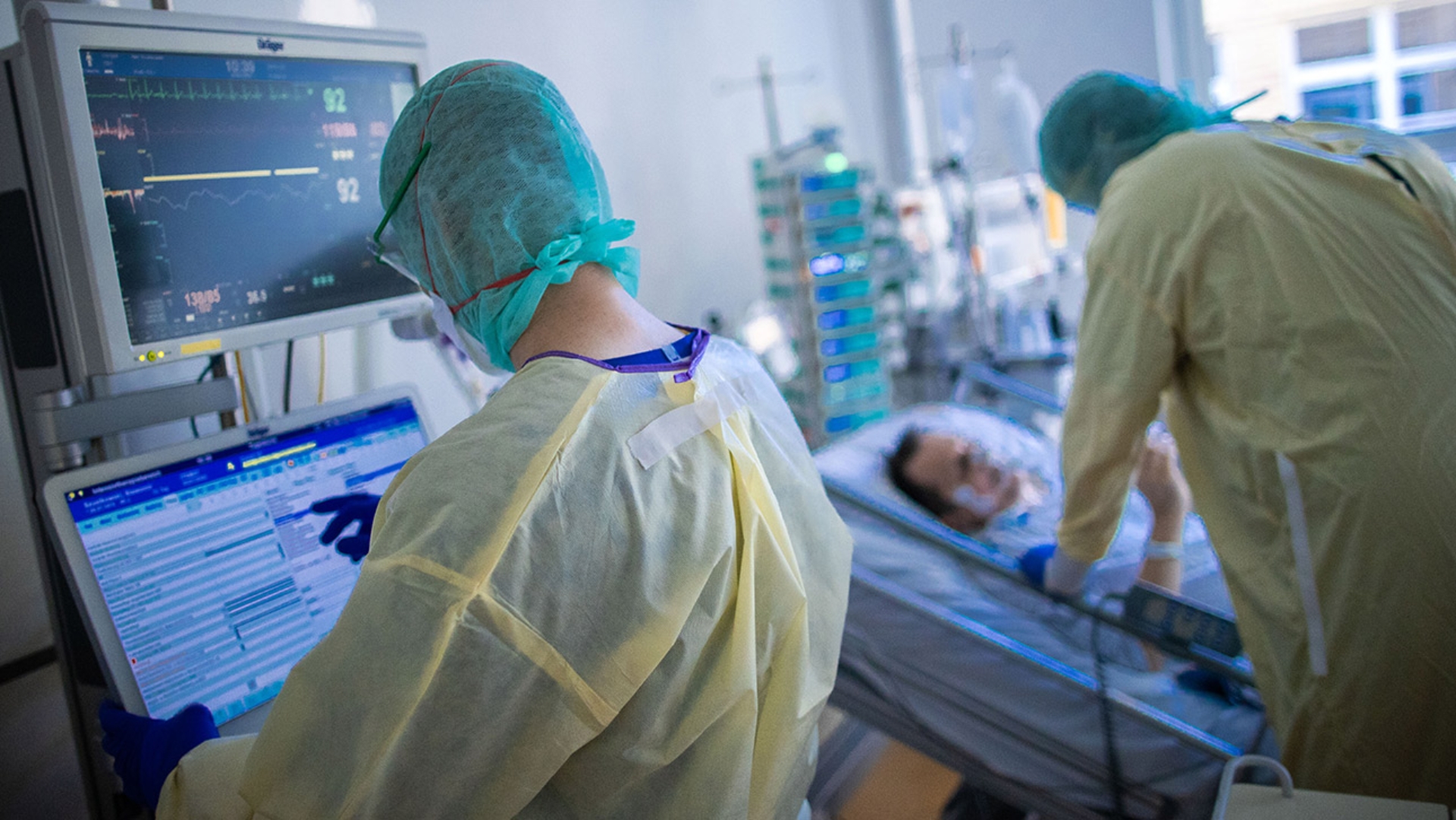 Krankenschwestern und Pflegekräfte arbeiten im besonders geschützten Teil der Intensivstation des Universitätsklinikums Greifswald mit Corona-Patienten.