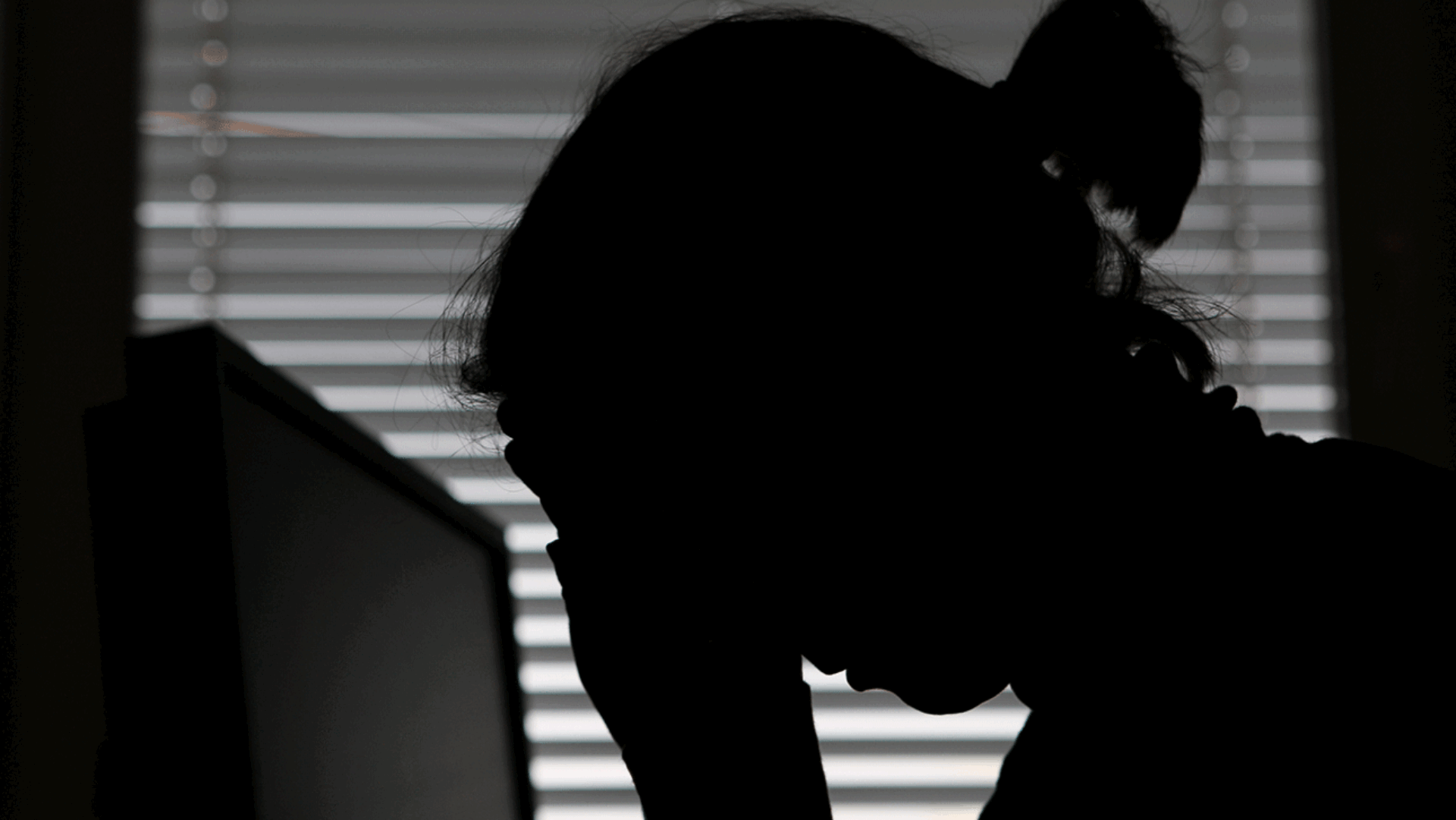 Eine Frau legt ihren Kopf in die Hände. Illustration für Depression, Burn-Out, Angststörung