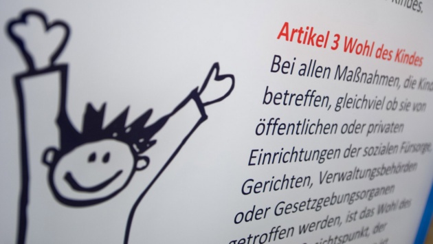 Ein Plakat mit dem Artikel 3 der UN-Kinderrechtskonvention hängt in einer Klinik für Kinder- und Jugendpsychiatrie.