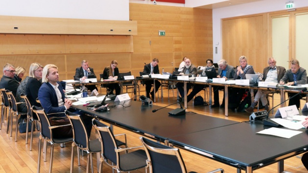 Die Mitglieder des Sozialausschuss sitzen in einem Ausschusssaal des Landtages an U-förmig aufgestellten Tischen. 