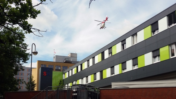 Über dem Universitätsklinikum in Kiel startet ein Rettungshubschrauber.