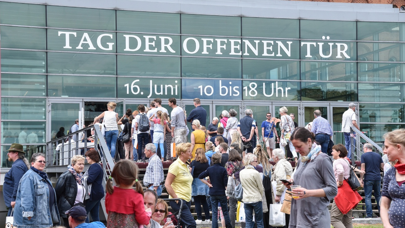 Eine Menschenmenge steht auf den Treppen zum Plenarsaal beim Tag der offenen Tür im Landtag Schleswig-Holstein