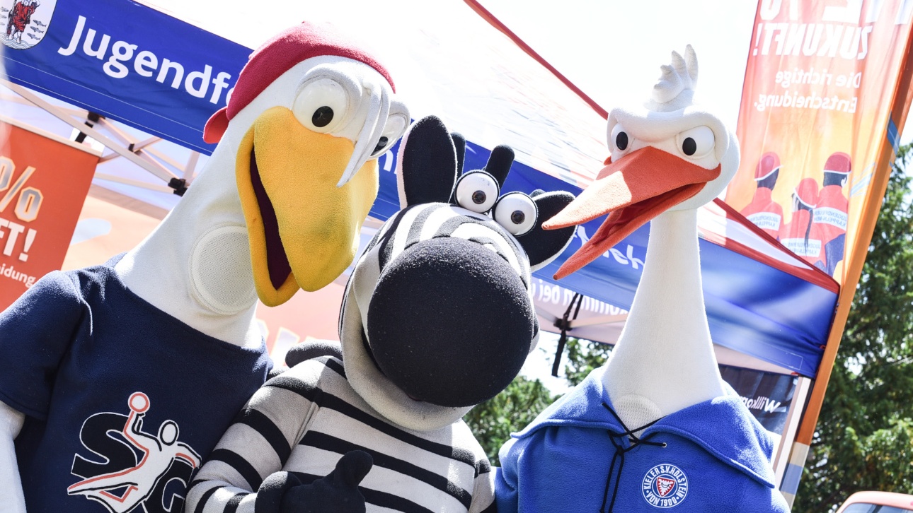 Die Maskottchen von Holstein Kiel, dem THW Kiel und der SG Flensburg Handewitt beim Tag der offenen Tür im Landtag Schleswig-Holstein