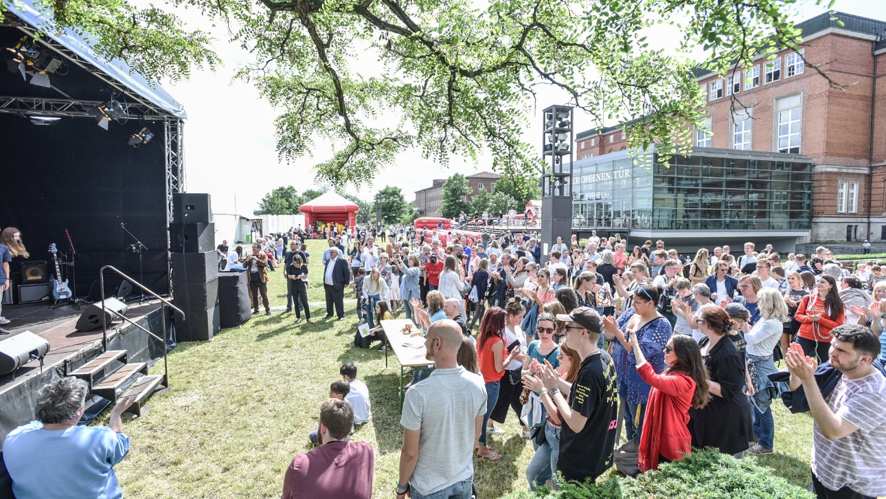 Viele Besucher applaudieren einer Musikband auf der Bühne beim Tag der offenen Tür im Landtag Schleswig-Holstein