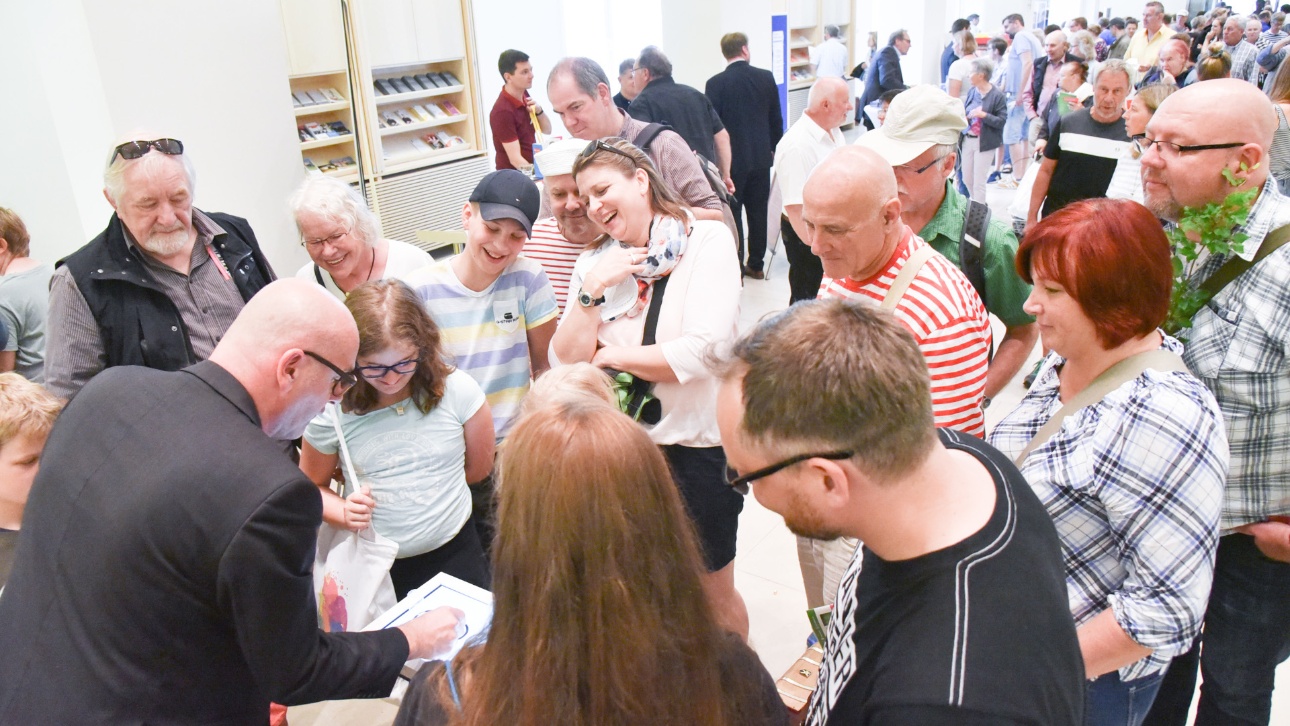 Besucher informieren sich über die Referate der Landtagsverwaltung auf dem Tag der offen Tür 2019