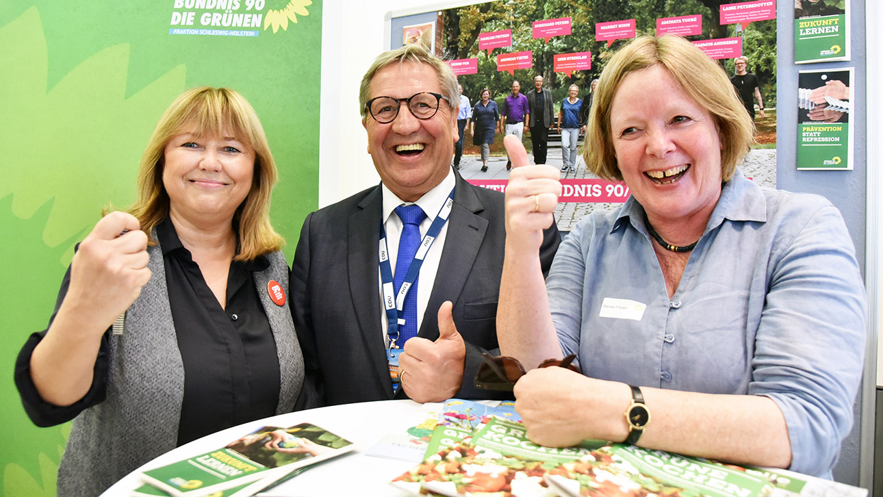 Sandra Redmann (SPD), Hans-Jörn Arp (CDU) und Marlies Fritzen (Grüne) am Stand der Grünen