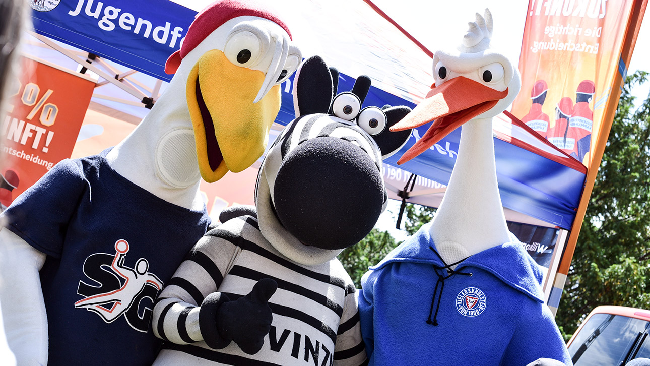 Die Maskottchen vom THW Kiel, der SG Flensburg Handewitt und Holstein Kiel beim Tag der offenen Tür