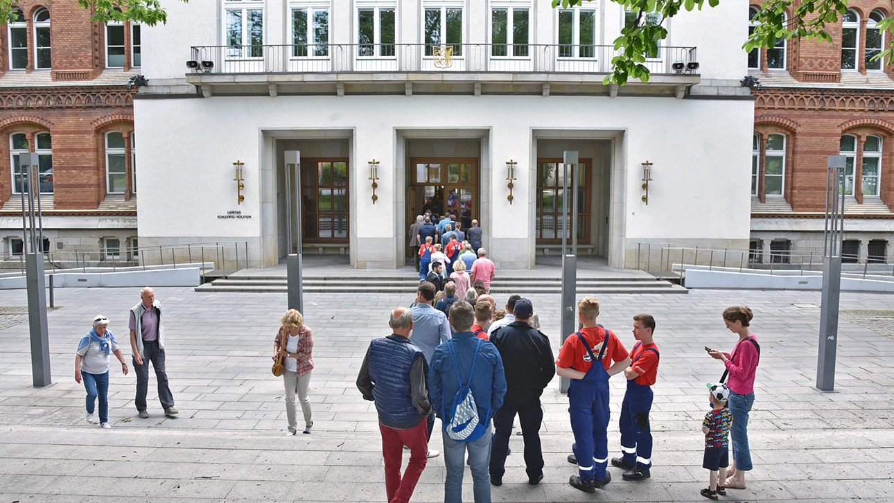 Vor dem Landeshaus hat sich eine Schlange gebildet