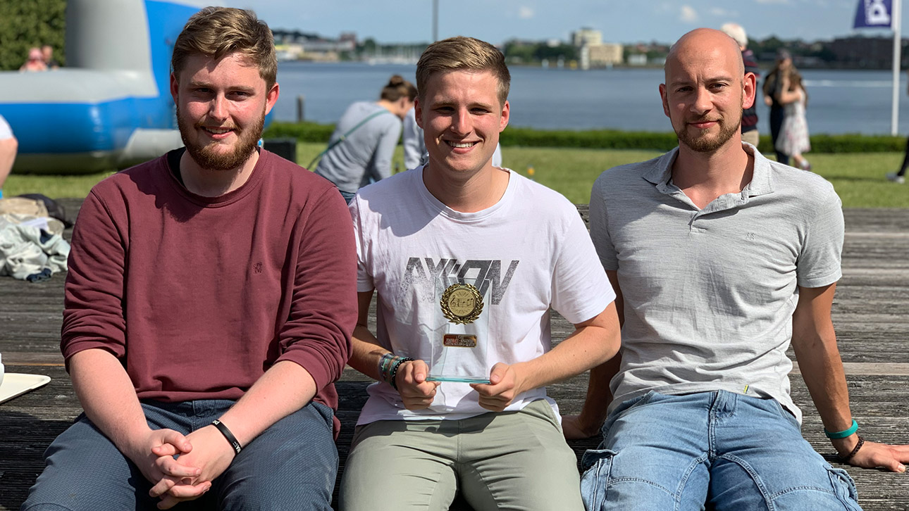 Felix, Jesko und Marcel von der Dorothea-Schlözer-Schule in Lübeck haben mit ihrem Song „Unantastbar“ den Demokratie-Song-Contest gewonnen.