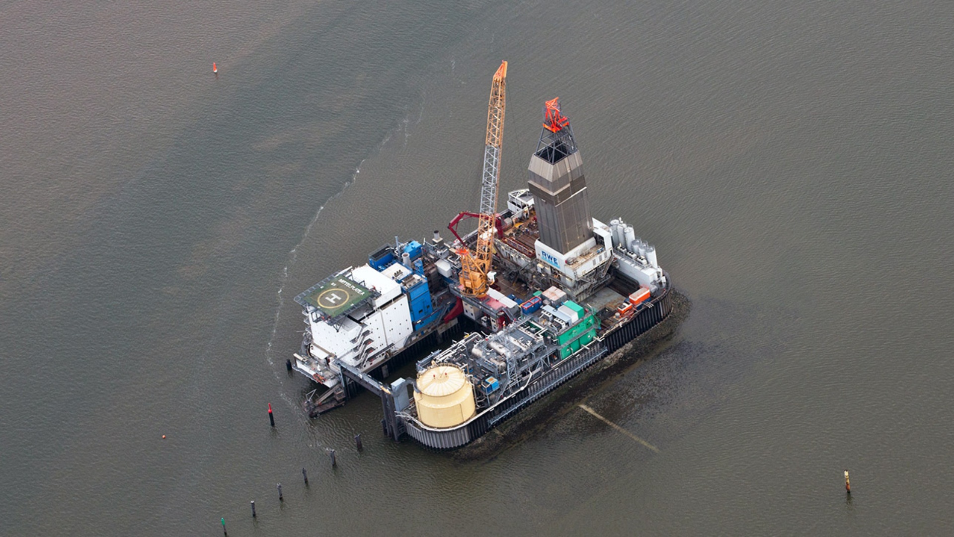 Die Bohr- und Förderinsel "Mittelplate" in der Nordsee vor der Küste bei Büsum.