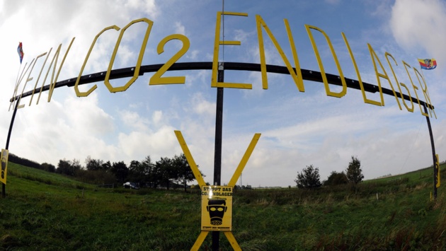 Ein Protestschild gegen ein geplantes CO2 Endlager steht auf einem Feld in der Nähe des schleswig-holsteinischen Ortes Hattstedt (Nordfriesland).