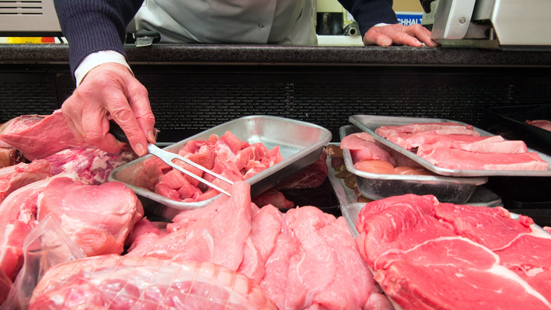 In einem Supermarkt liegen verschiedene Fleischstücke nebeneinander. Sie sind zum Verkauf bestimmt.
