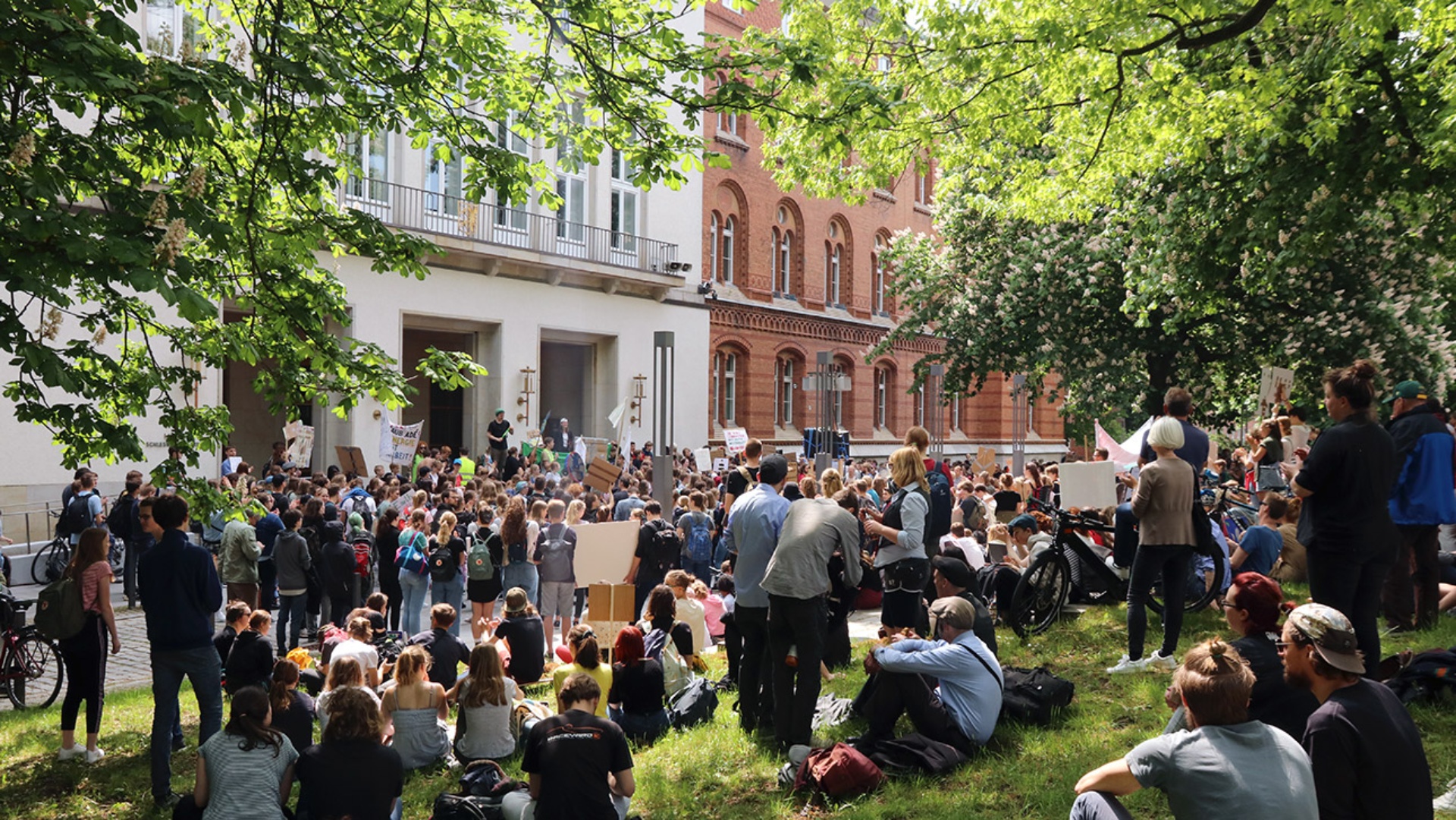 Junge Menschen stehen vor dem Landeshaus und demonstrieren für Klimaschutz.