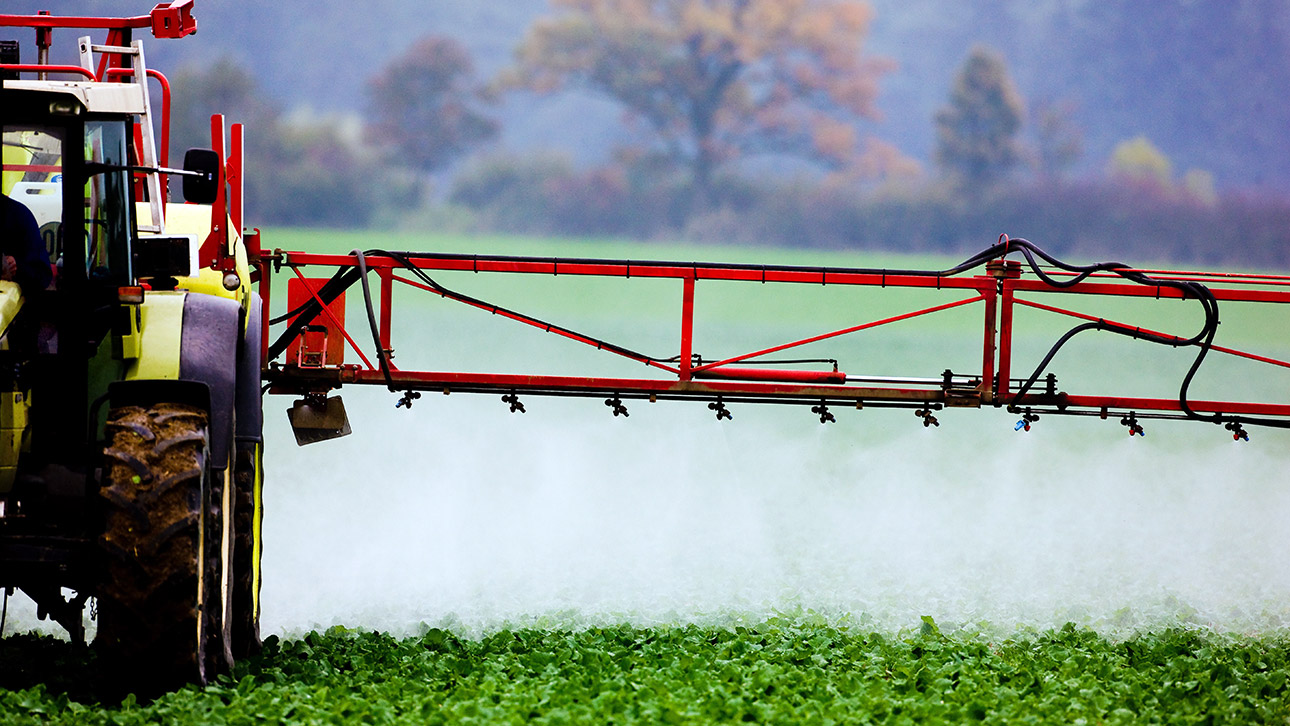 Landwirtschaft Pflanzenschutz Besprühen Traktor