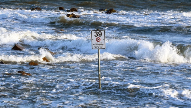 In der Ostse-Gemeinde Schönberg (nahe Kiel) ist der Strand völlig überspült. Nur noch ein Hinweisschild ragt noch aus den Wellen heraus. wird eine Sturmflut mit einem Wasserstand von bis zu 1,50 Metern über Normal erwartet.