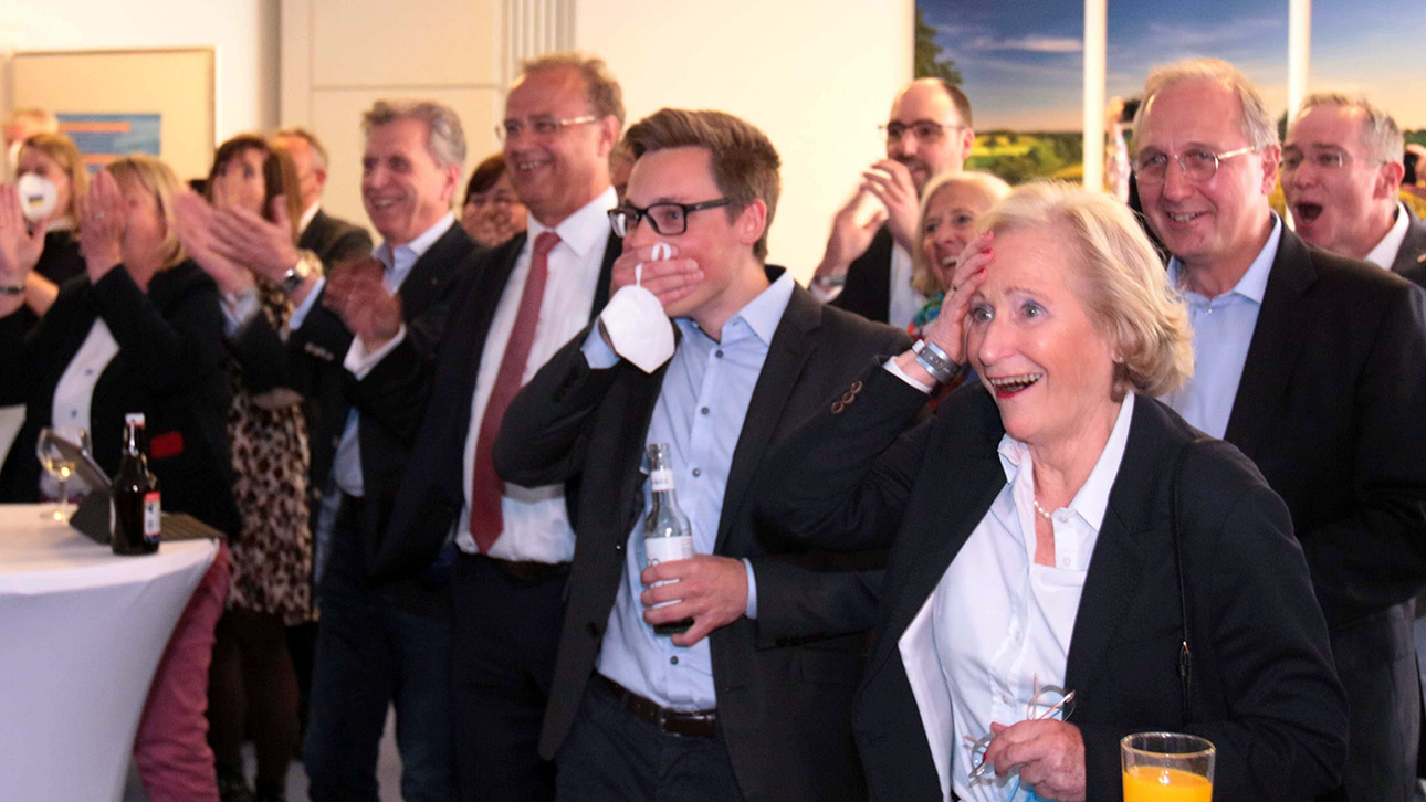 Überraschte Gesichter bei der CDU. Rechts im Bild die ehemalige Kieler Oberbürgermeisterin Angelika Volquartz.