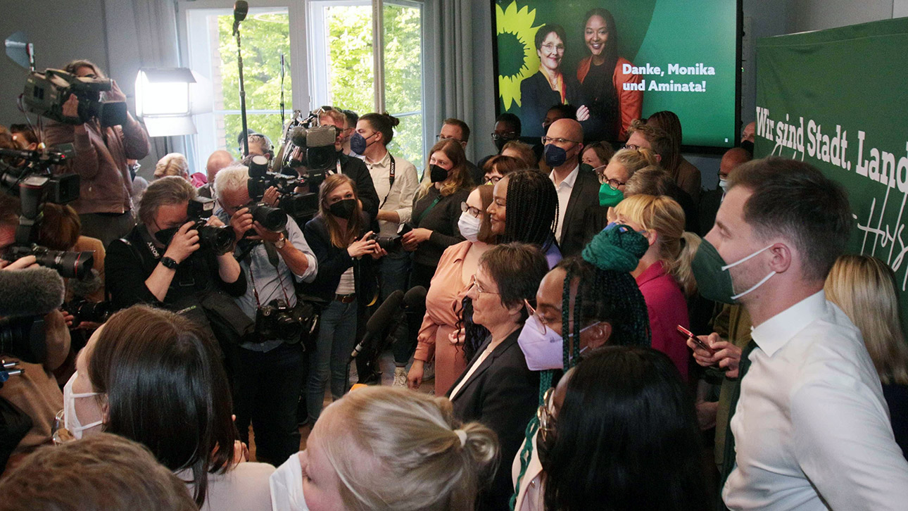 Medienandrang bei den Grünen. Die Kameras richten sich auf die beiden Spitzenkandidatinnen der Partei Aminata Touré und Monika Heinold.