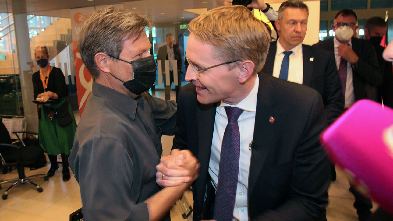 Handshake vor dem Plenarsaal: Bundeswirtschaftsminister Robert Habeck (Grüne) trifft auf Ministerpräsident Daniel Günther (CDU).