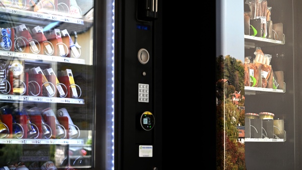 2025_11_17_lebensmittelautomat © Foto: Pia Bayer/dpa Zwei Lebensmittelautomaten bieten Ware zum Kauf an