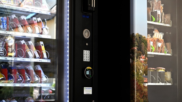 Zwei Lebensmittelautomaten bieten Ware zum Kauf an