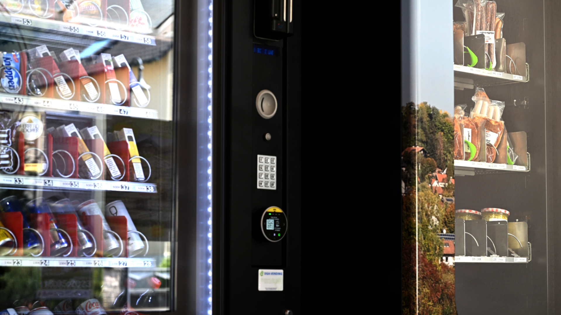 Zwei Lebensmittelautomaten bieten Ware zum Kauf an