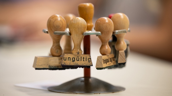 2025_11_17_stempel_bürokratie_ungültig © Foto: Sebastian Gollnow/dpa Ein Stempelhalter als Symbol für Bürokratie