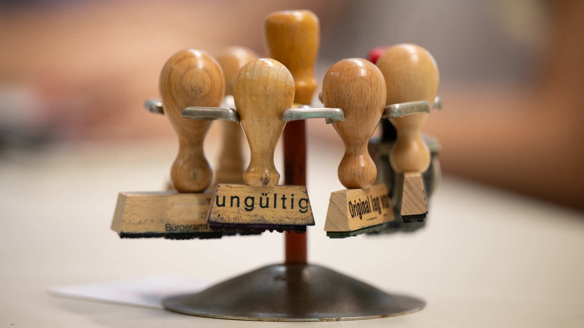 Ein Stempelhalter als Symbol für Bürokratie