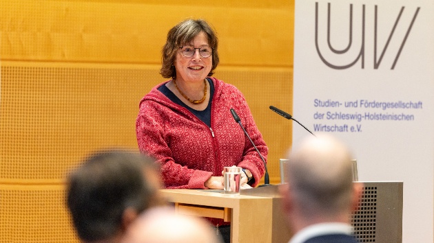 Landtagsvizepräsidentin Eka von Kalben spricht im Rahmen des Umweltpreises der Wirtschaft ein Grußwort