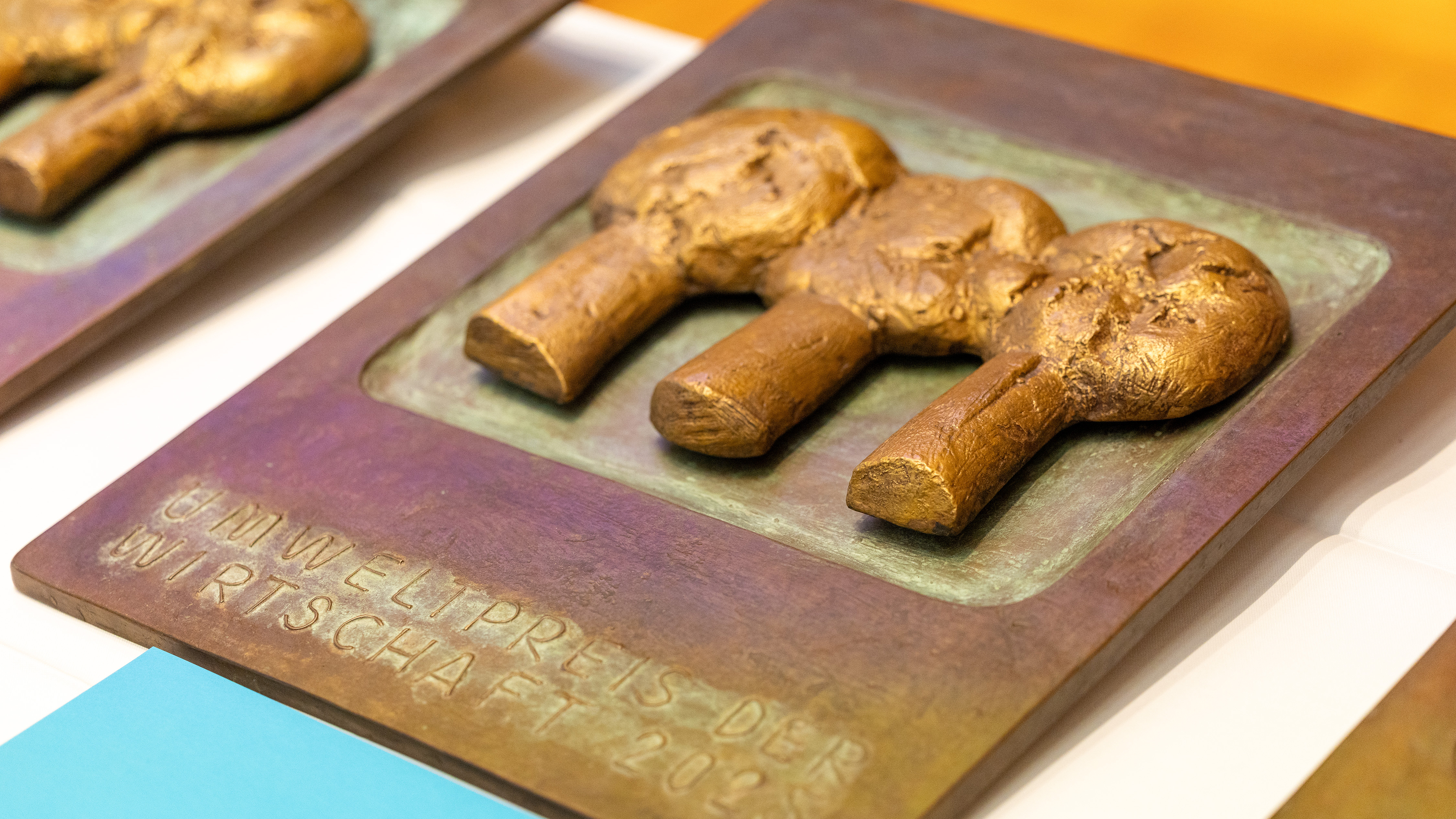 Die Bronze-Relief-Platte des Umweltpreises für Wirtschaft