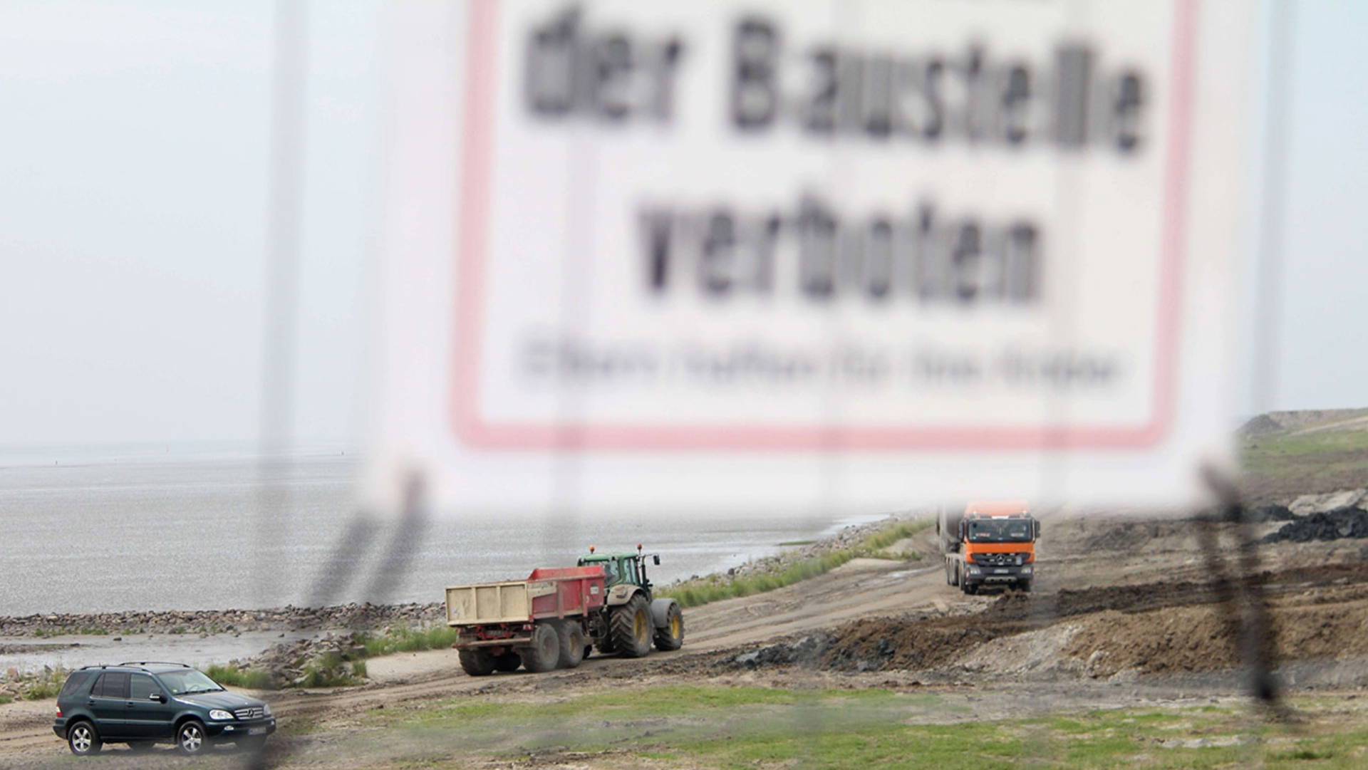 Baufahrzeuge im Einsatz auf einer Deichbaustelle bei Büsum
