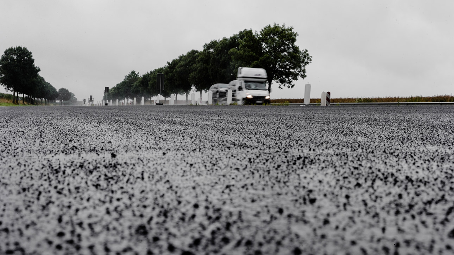 Ein Auto fährt an einer Baustelle entlang.