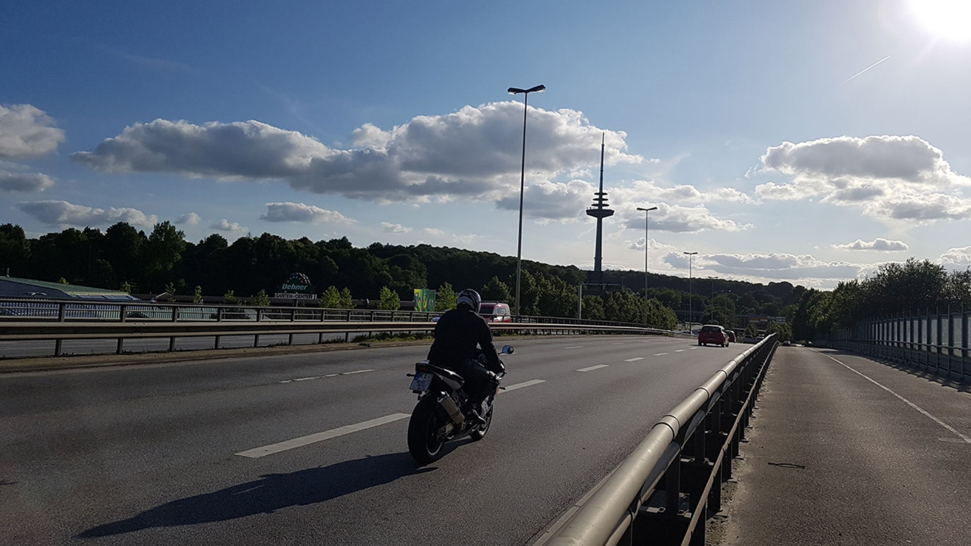 Ein Motorrad fährt auf der Bundesstraße 76 in Kiel