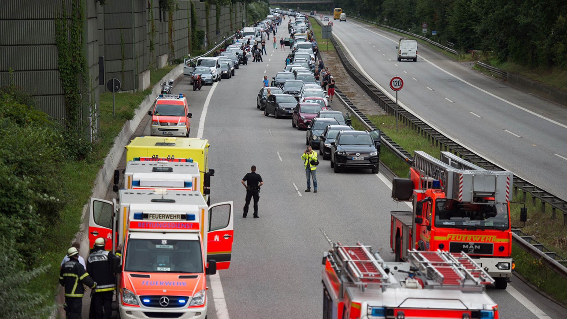 Rettungsfahrzeuge stehen in Hamburg nach einem Unfall auf einer Autobahn.