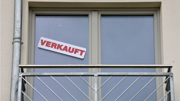Ein «Verkauft» Hinweis ist an einem Wohnhaus an die Scheibe geklebt. 