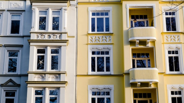 Fassade eines Kieler Altbauhauses mit Mietwohnungen.