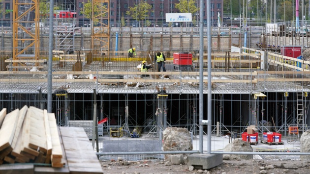  Bauarbeiter arbeiten auf einer Baustelle an der Kieler Hörn.