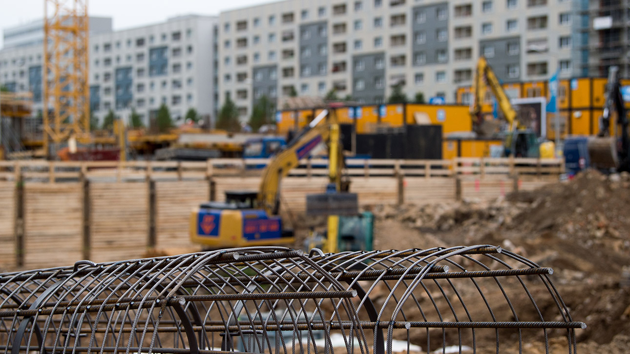 Baggerarbeiten auf einer Baustelle in einem Wohngebiet.