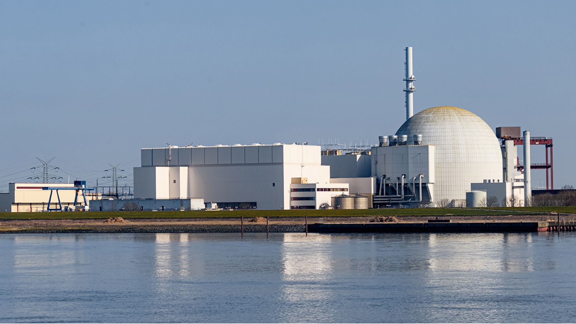 Blick von der Elbe auf das infolge des Atomausstiegs am 31. Dezember 2021 abgeschaltete Atomkraftwerk Brokdorf. 