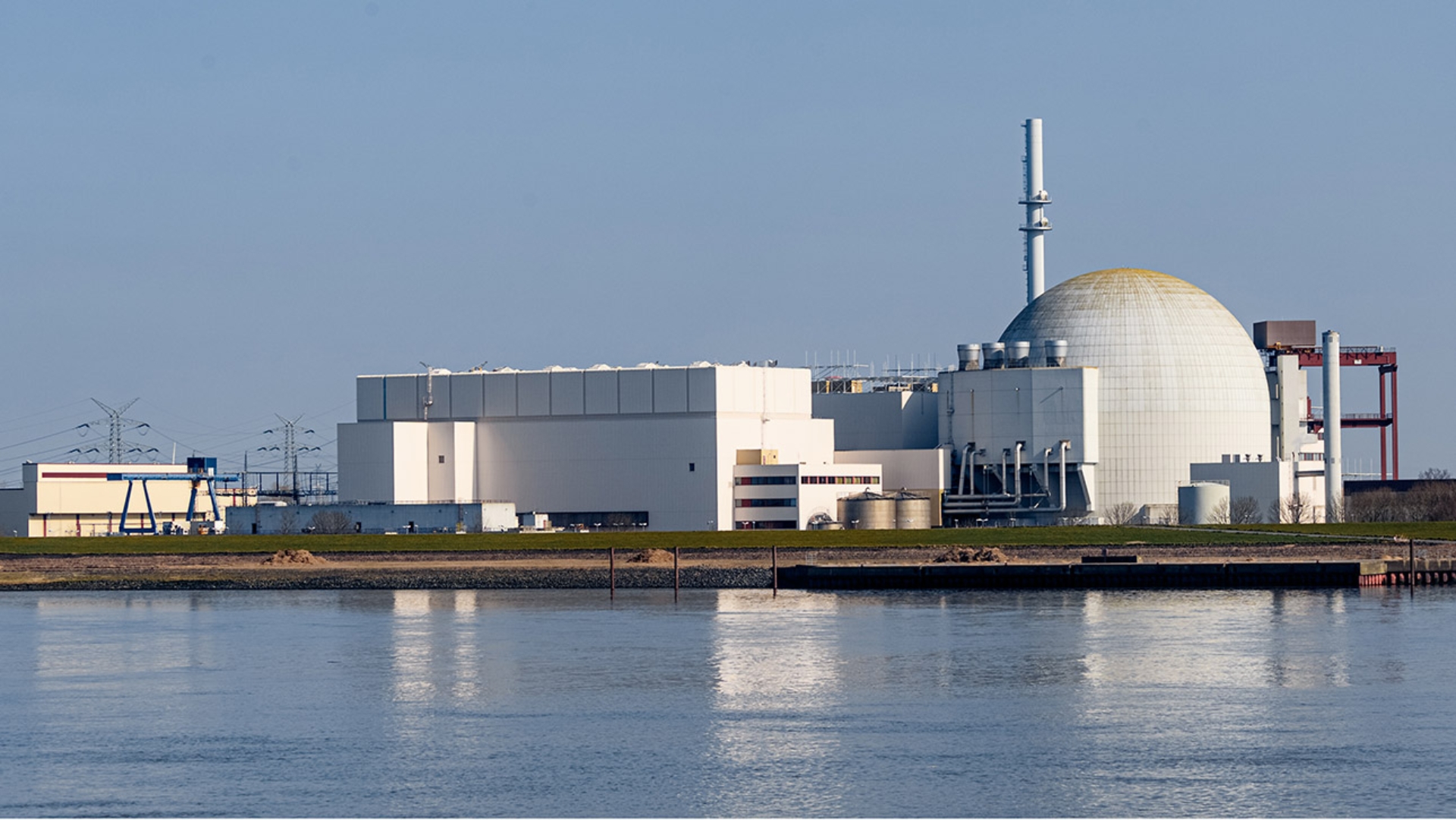 Blick von der Elbe auf das infolge des Atomausstiegs am 31. Dezember 2021 abgeschaltete Atomkraftwerk Brokdorf. 