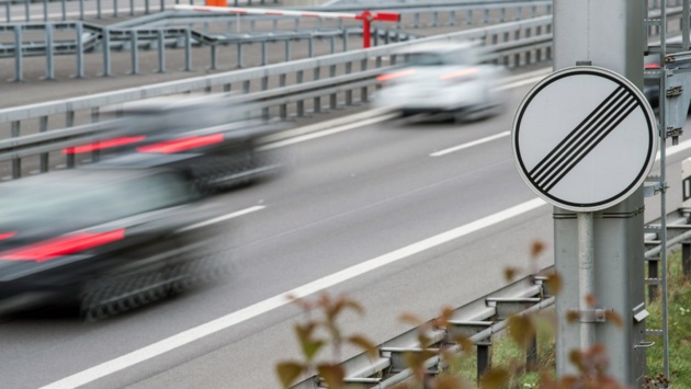 Autos fahren auf einer Autobahn auf einem Abschnitt ohne Geschwindigkeitsbegrenzung. 