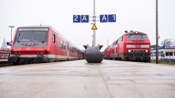 Bahnhof auf Sylt Zug © Foto: Daniel Bockwoldt Zwei Züge halten auf einem Bahnhof auf Sylt.