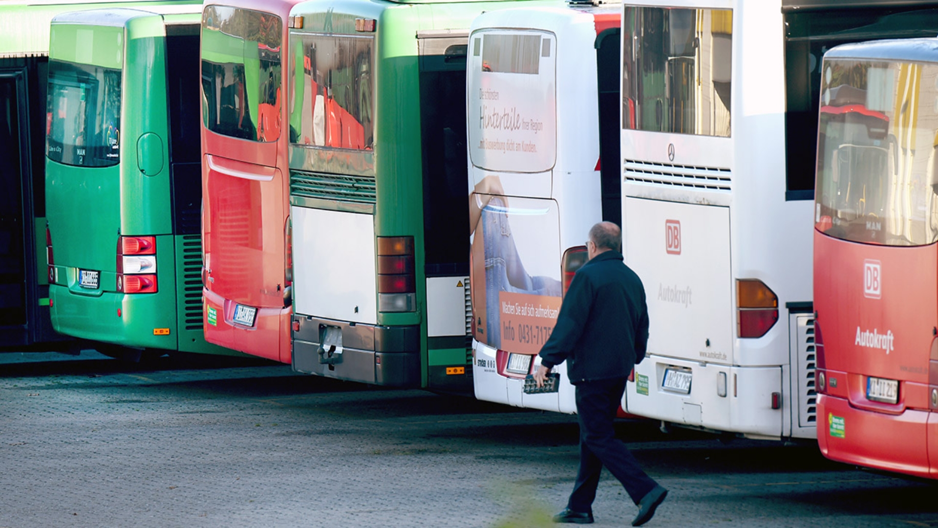 Mehrere Busse stehen in Kiel im Depot der Firma Autokraft.