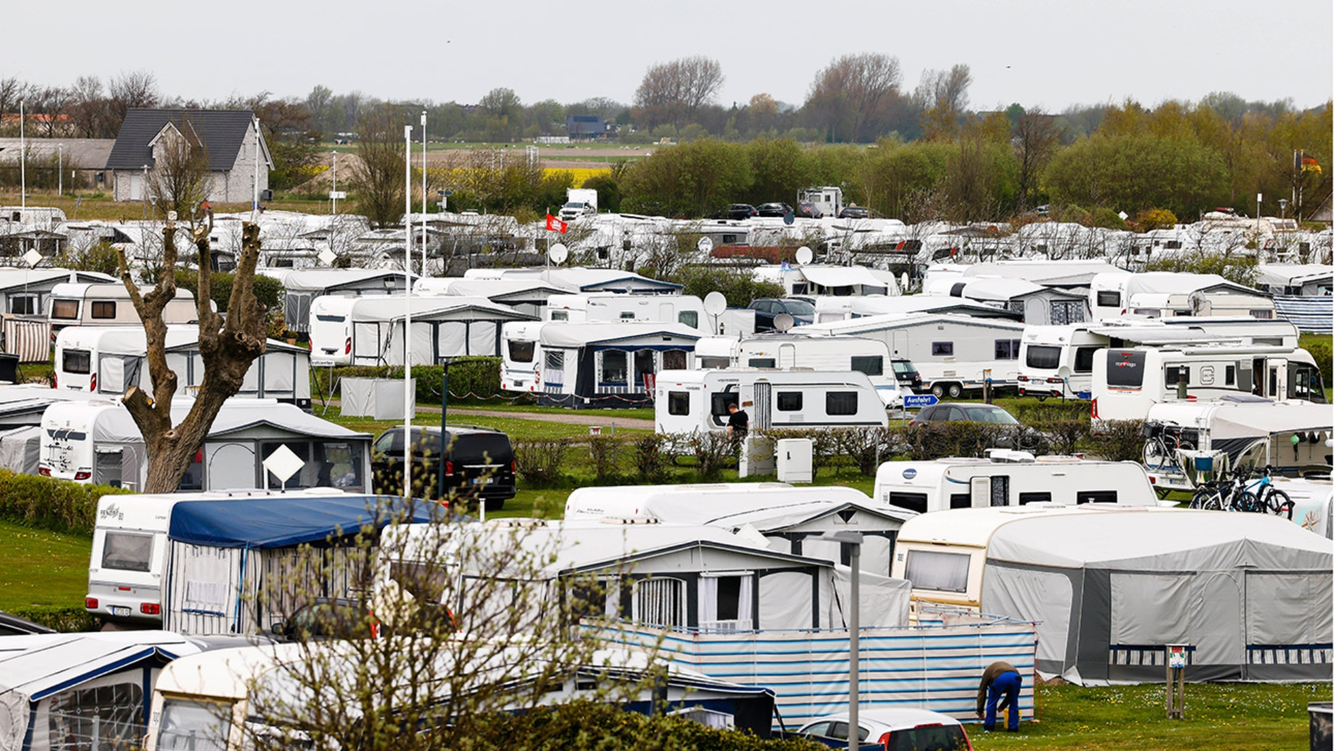 Wohnwagen stehen auf einem Campingplatz.