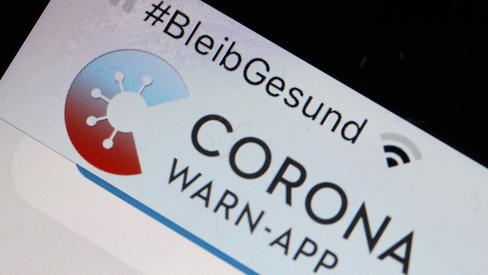 ie Corona-Warn-App mit der Seite zur Risiko-Ermittlung ist im Display eines Smartphone zu sehen.