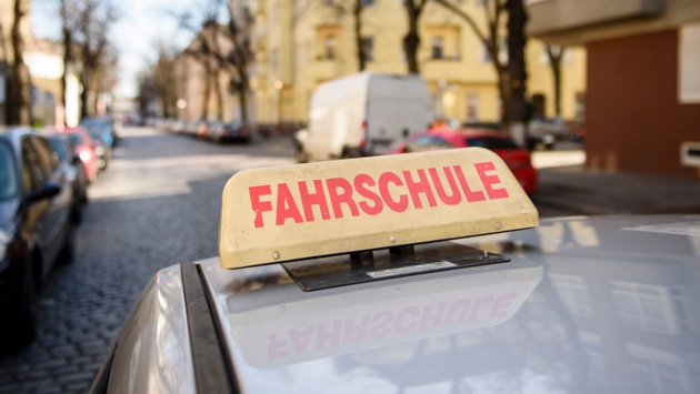 Führerschein ab 16 © Foto: dpa, Gregor Fischer Auf dem Dach eines silbernen Autos ist ein Schild mit der Aufschrift „Fahrschule“ zu sehen.